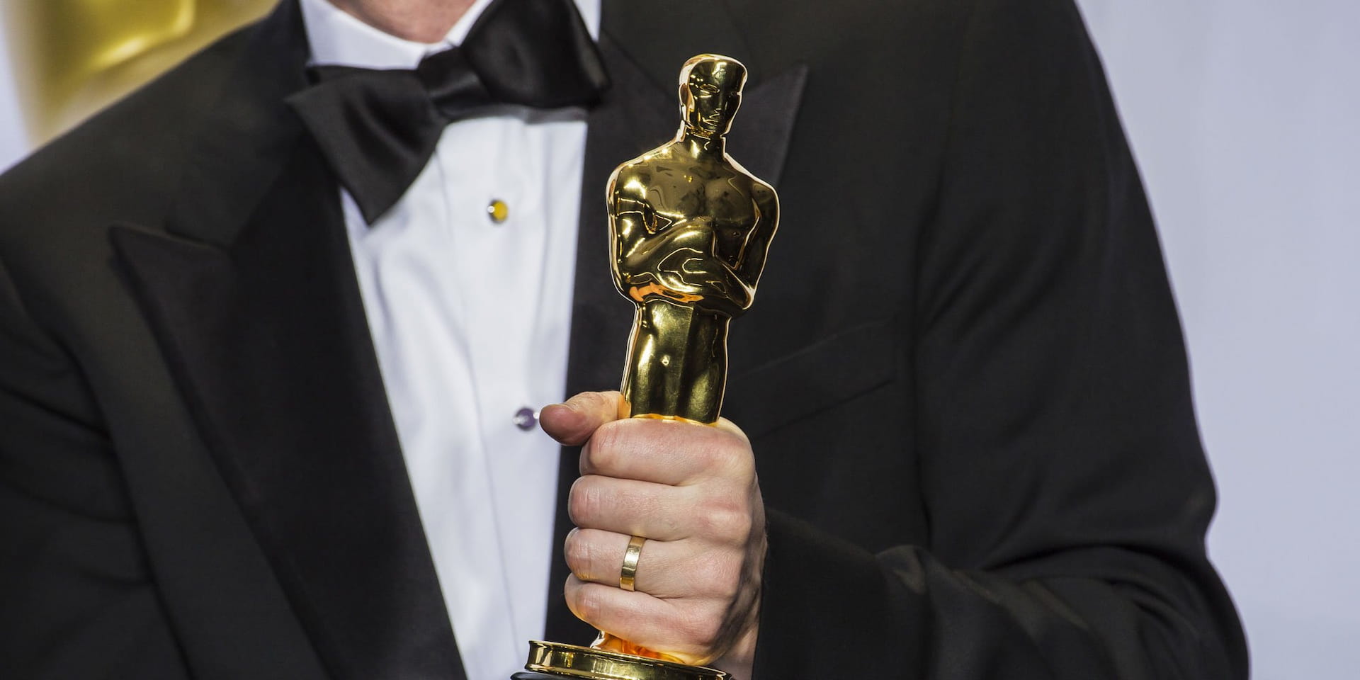 acteur tenant un oscar